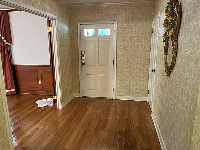 3 bed, 2.0 bath, 2300 sqft, $3,200 — Photo 2