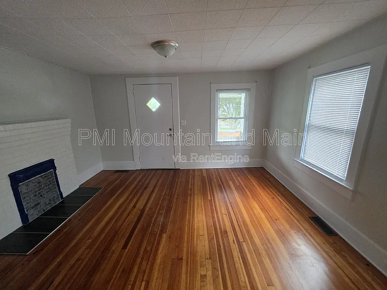 161 Logan Ave — Photo 10