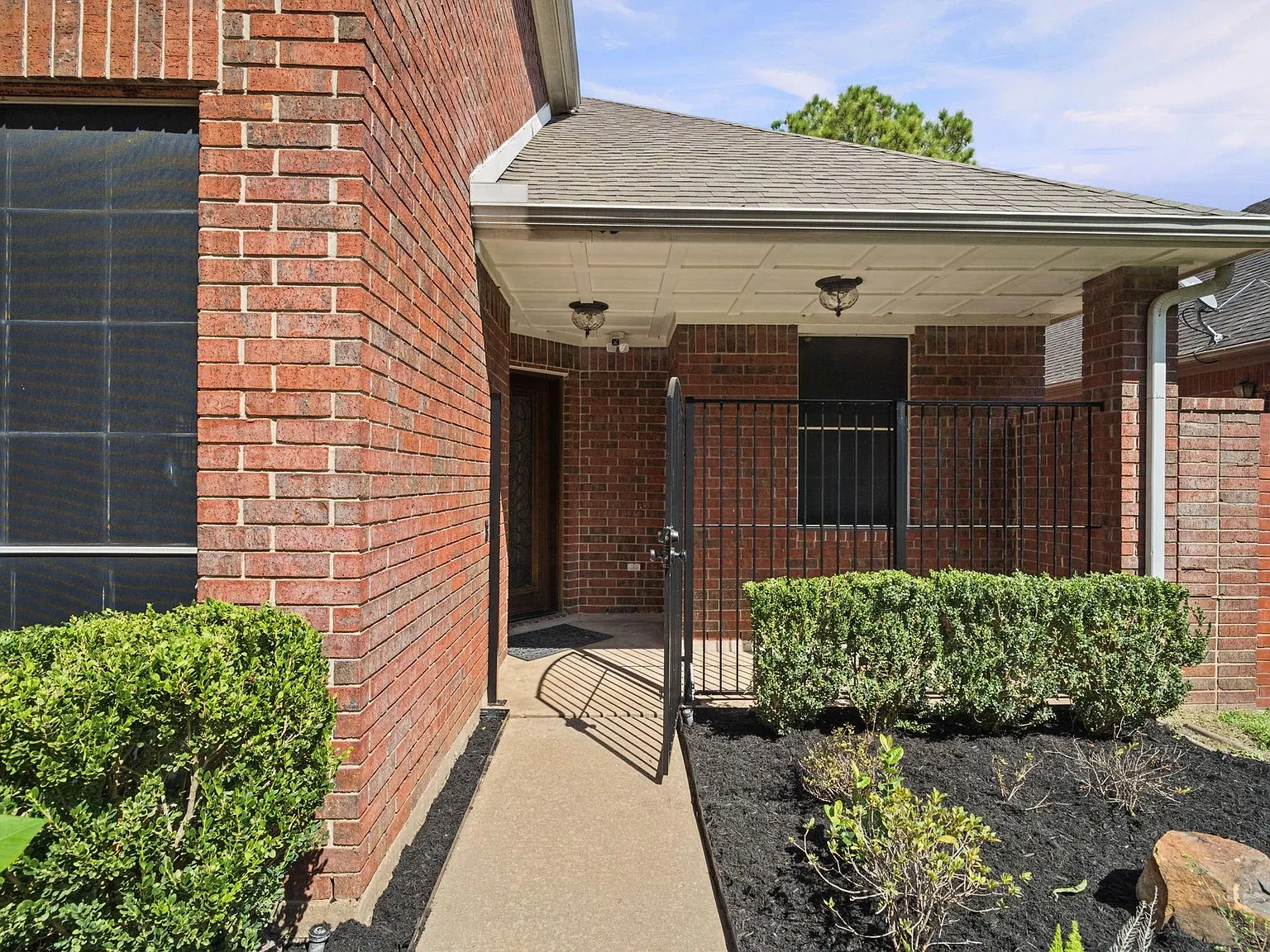 3 bed, 2.5 bath, 2241 sqft, $2,700 — Photo 2
