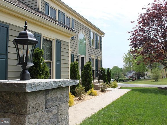 3rd image of 10501 Dover Ct