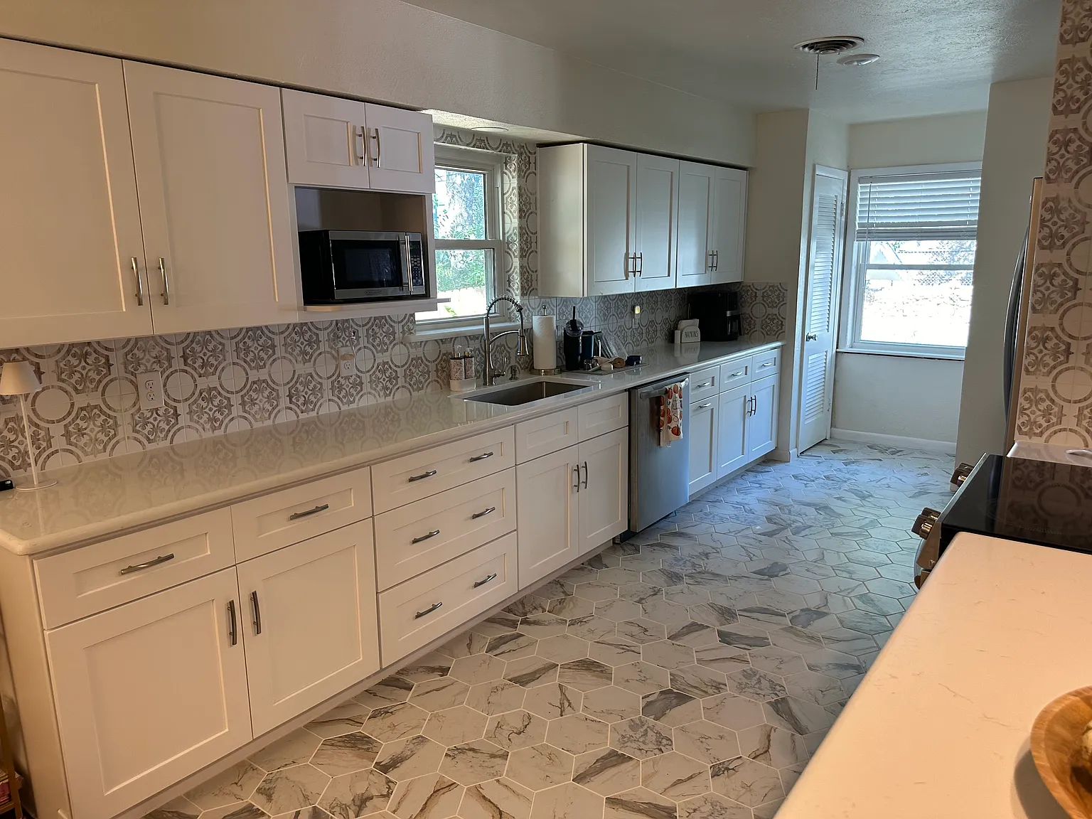 2715 Greene Ave — Photo 2
