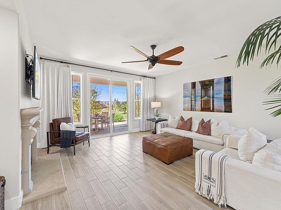 Great room with 9 Ft ceiling and newly installed ceiling fan