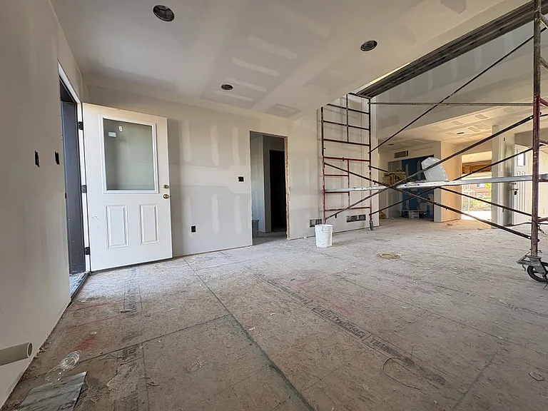 943 S Sweetwater Dr — Photo 2