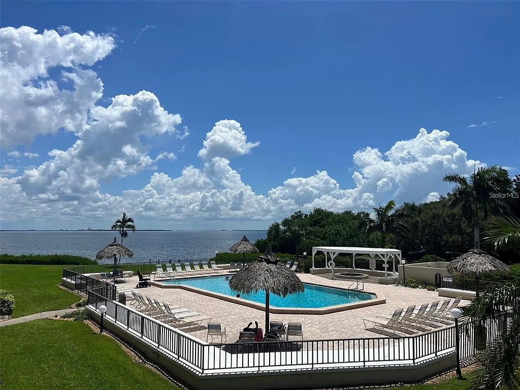 2 bed, 2.0 bath, 890 sqft, $2,500 — Photo 2
