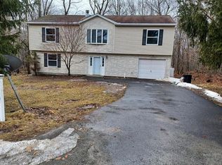 773 Country Place Dr, Tobyhanna, PA 18466