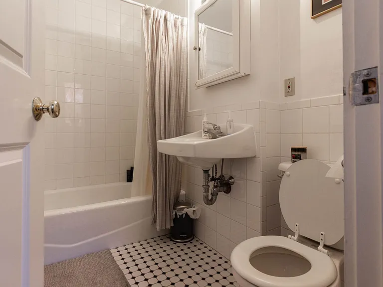 25 Glenville Ave — Photo 4