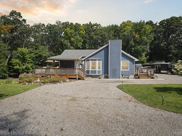 3230 Granda Vista Dr, Milford, MI 48380