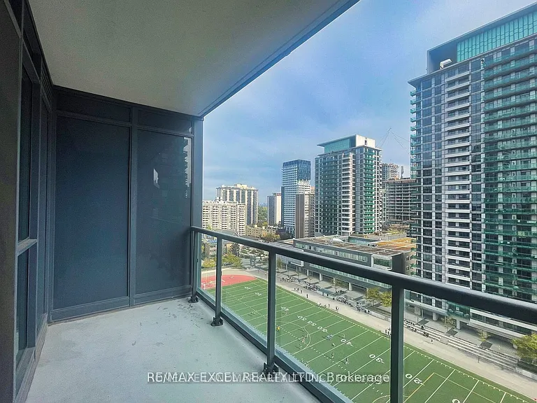 30 Roehampton Ave #619 — Photo 26