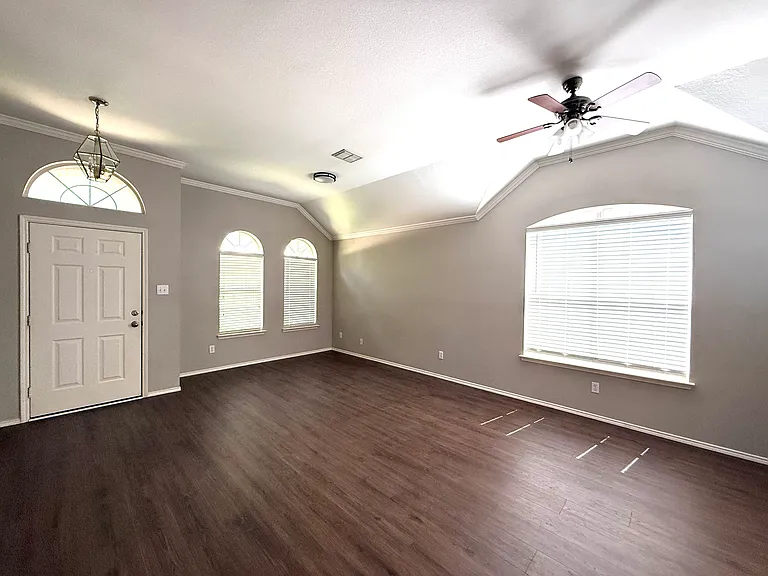 2075 Garden Crest Dr — Photo 2