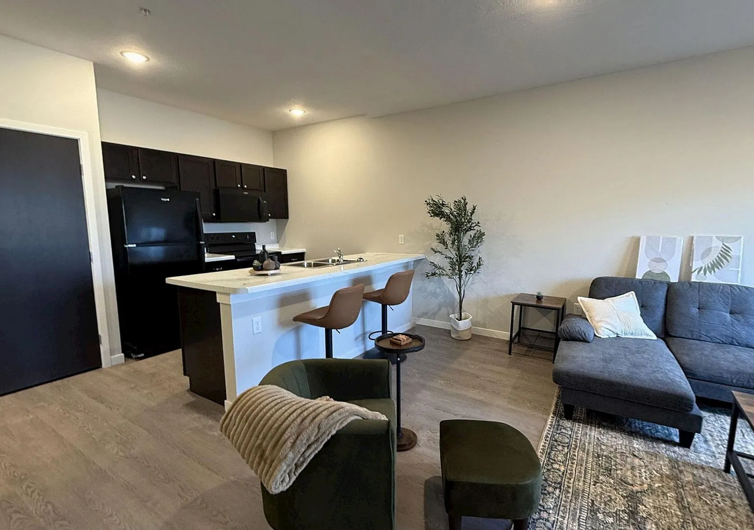 Pioneer Apartments — Photo 4
