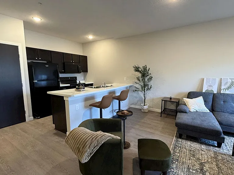 Pioneer Apartments — Photo 4