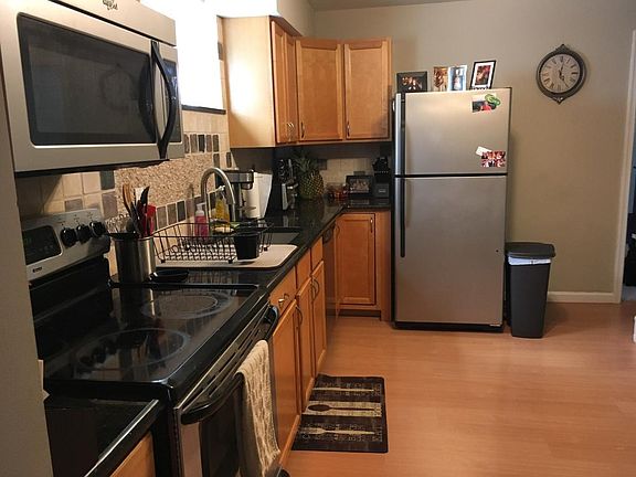 Kitchen with Granite Countertop/Stainless Appliances