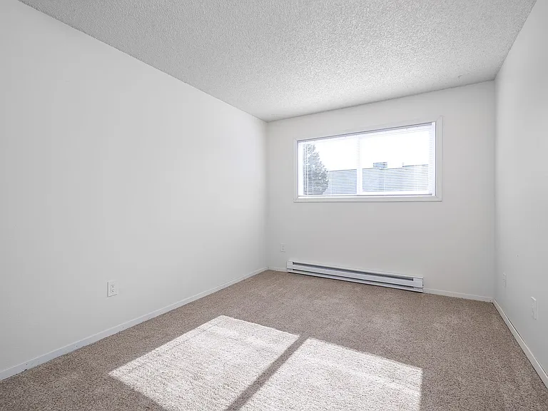 Hood Manor Apartments — Photo 33