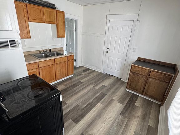 2nd image of 739 Spring St