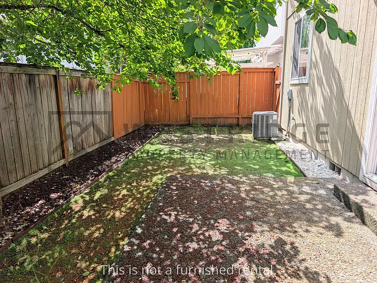 1467 SE Blanchard St — Photo 2