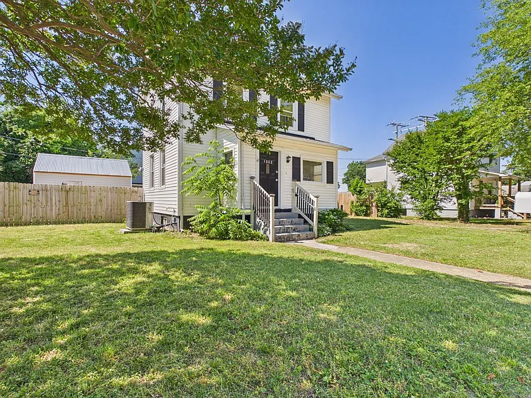 1002 Haskell St — Photo 2
