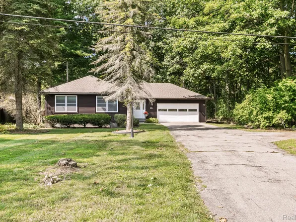 5569 Lakeshore Rd, Fort Gratiot, MI 48059