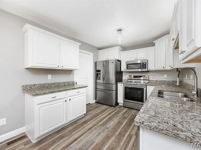 407 Sammy Ln — Photo 9