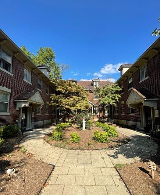 Afternoon view of the courtyard. We recently put two antique benches in the courtyard so you can sit and relax or strike up a conversation.