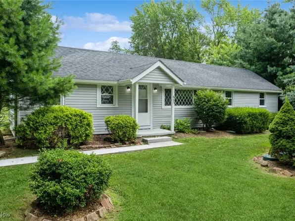 862 Walls Lake Dr, Vienna, OH 44473