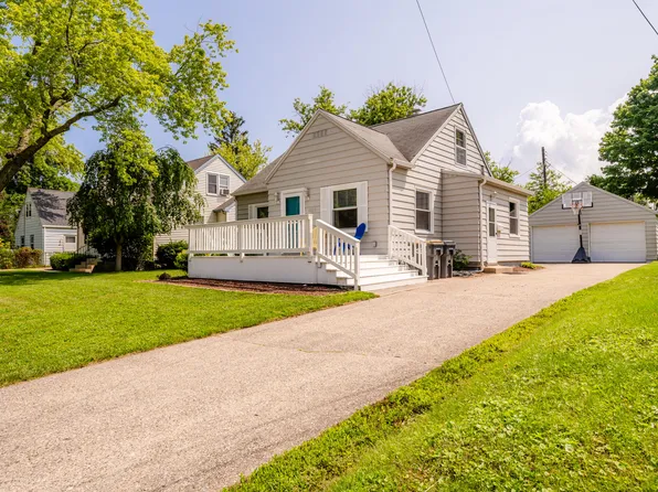 2623 Botham Ct, Saint Joseph, MI 49085