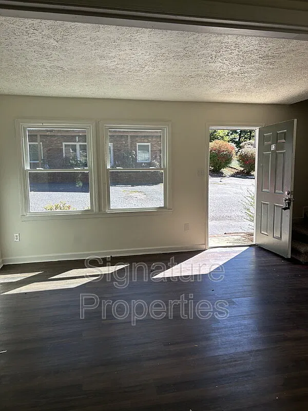 1055 Rives Rd — Photo 3