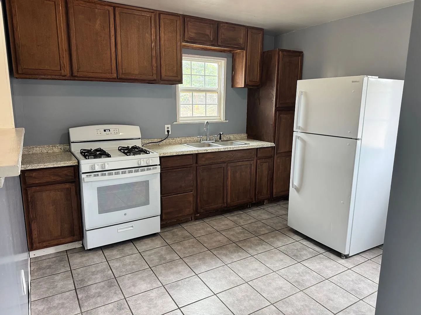 Charming 3 Bedroom 1 Bath Home — Photo 3