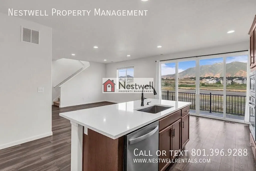 Gorgeous 4-bed home in Salem with amazing views! — Photo 3