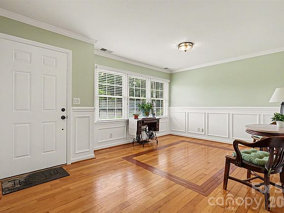 3rd image of 114 Carderock Ct