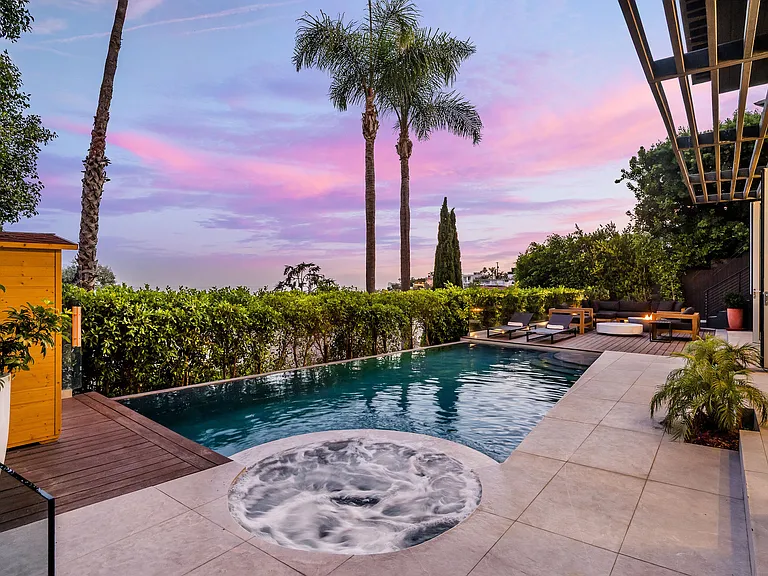 Spend your dream vacation at LA Reserve.