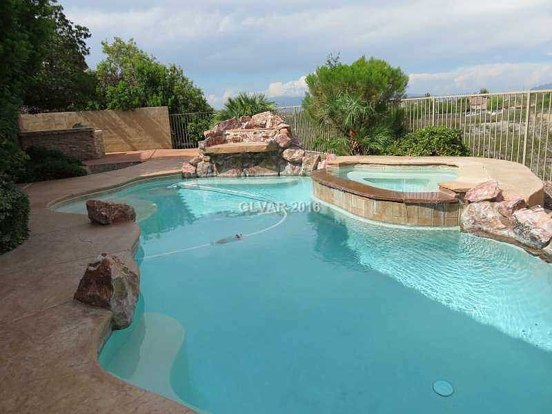 1st image of 10 Plum Hollow Dr
