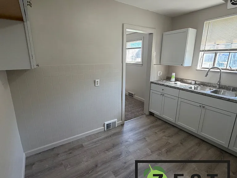 19171 Cliff St — Photo 2