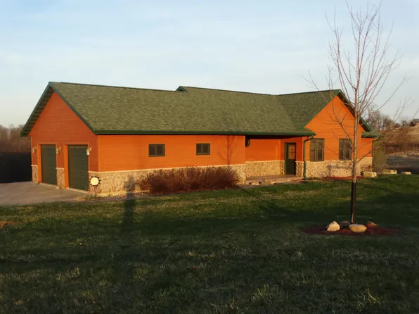 968 Majestic Oak Ridge Ln, Harpers Ferry, IA 52146