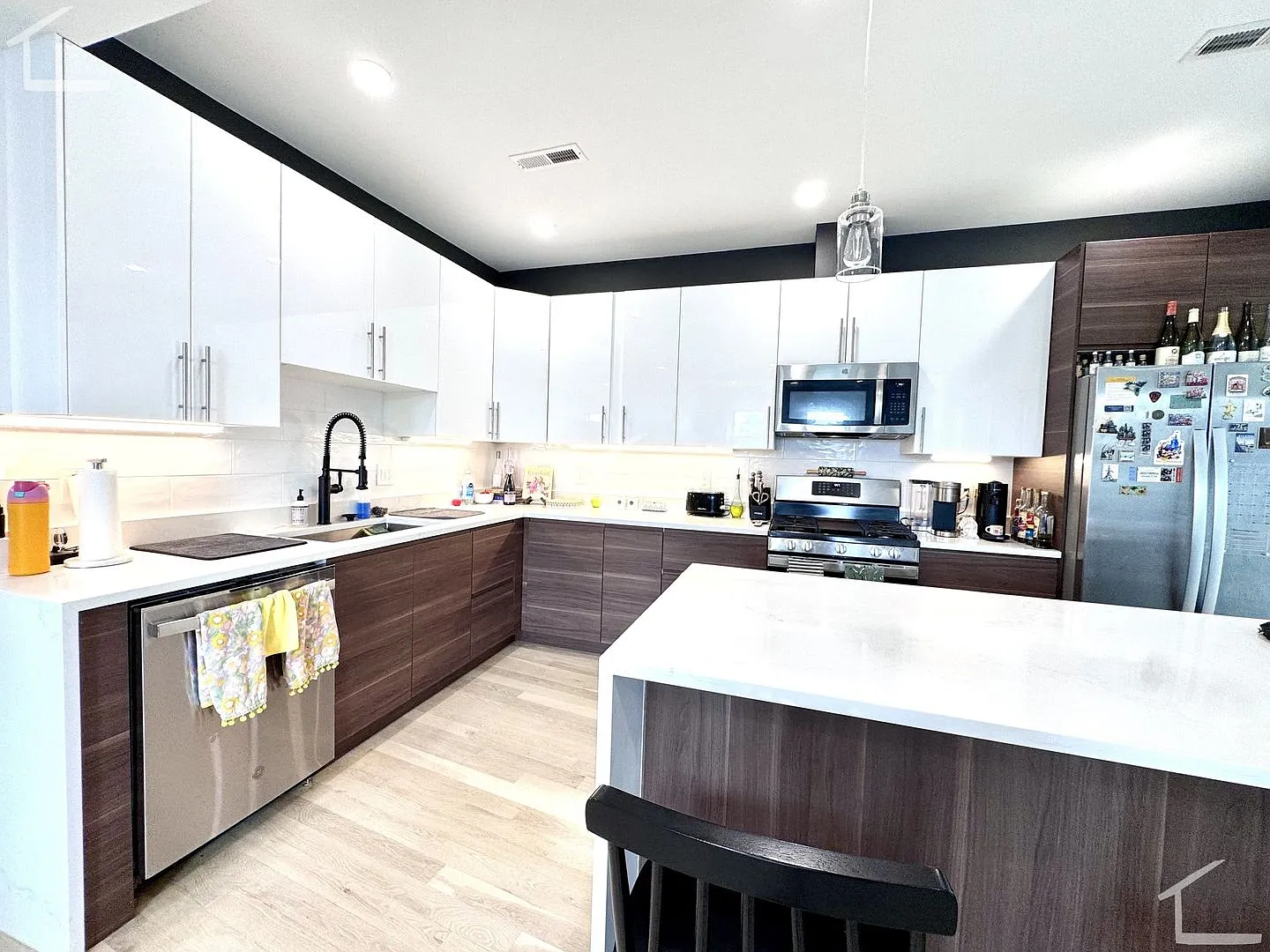 Brand New Luxury Apt In Washington Square, No Fee! Near Everything Laundry In Unit. Pets Negotiable — Photo 2