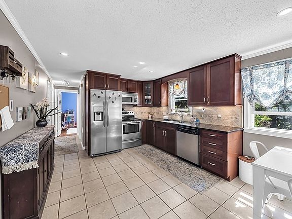 3rd image of 75 Forest Rd