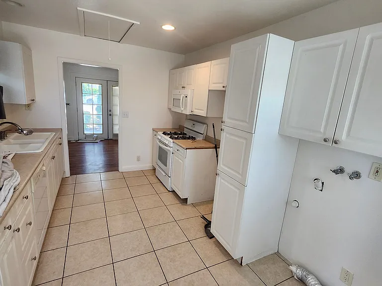 404 Plaza Serena — Photo 2