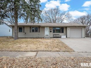 810 12th St, Silvis, IL 61282