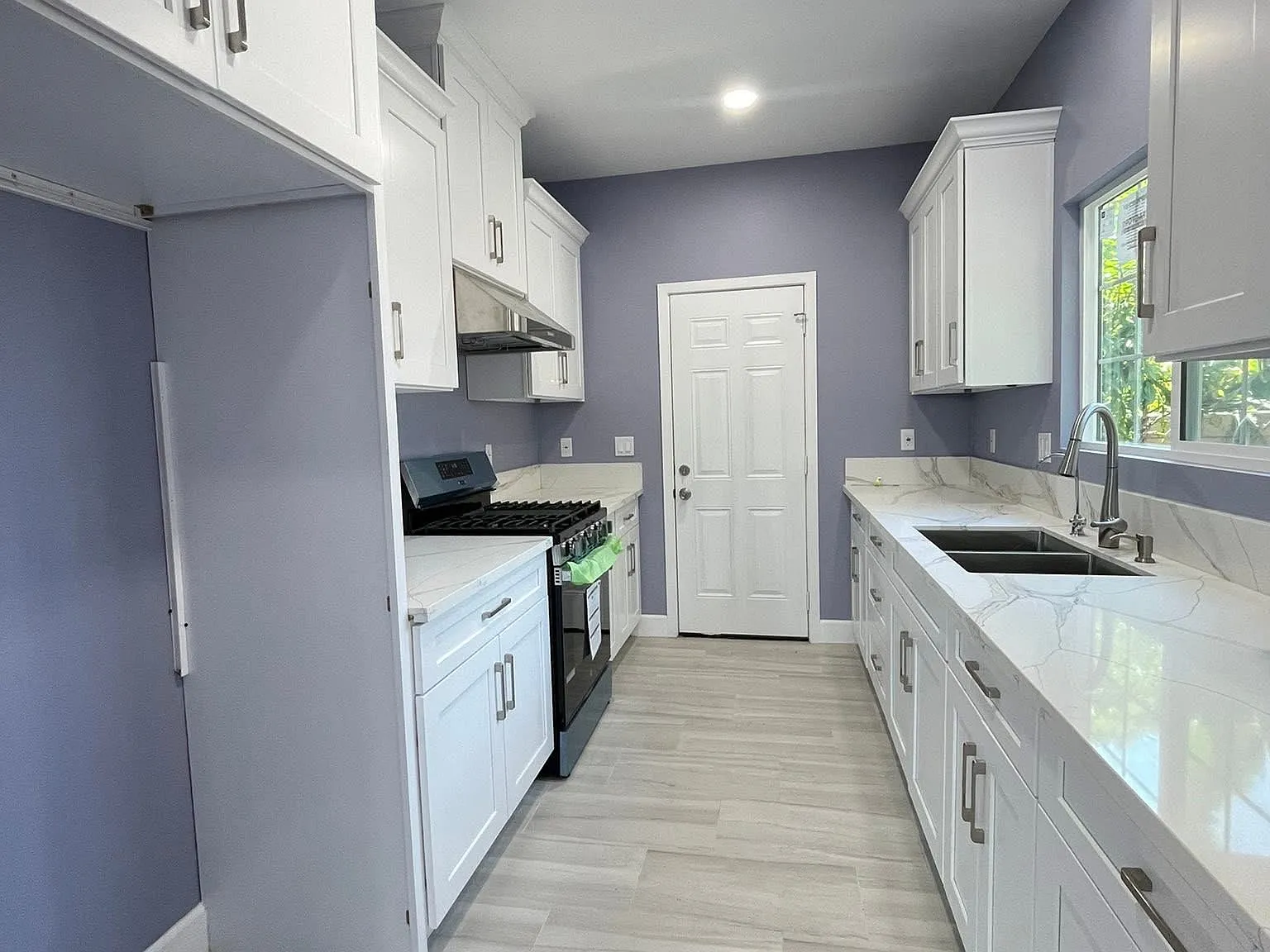 3 bed, 1050 sqft, $3,500 — Photo 2