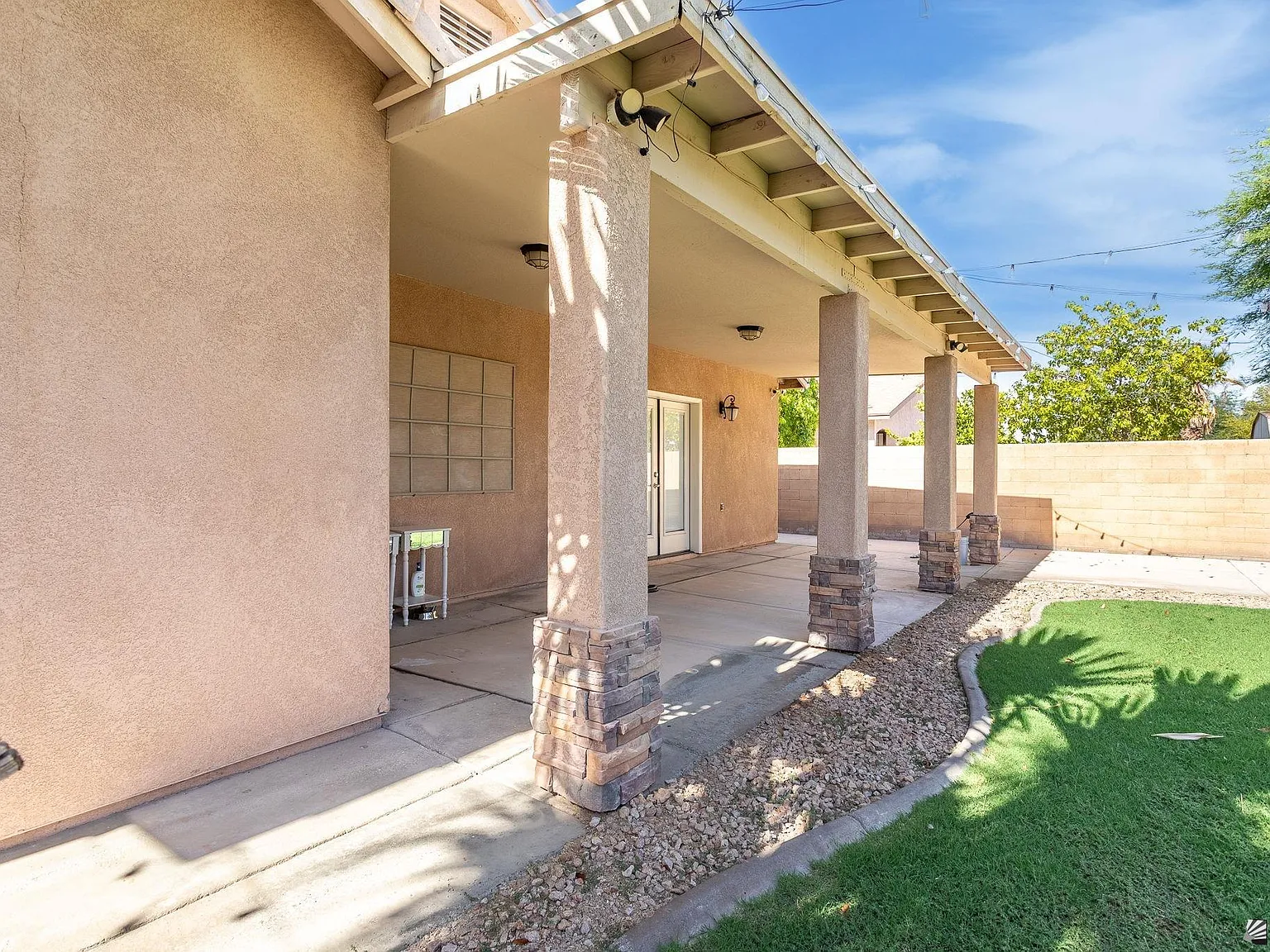 3 bed, 2.0 bath, 1855 sqft, $1,750 — Photo 2