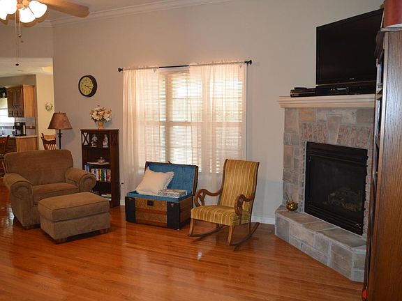 3rd image of 292 Park Cir