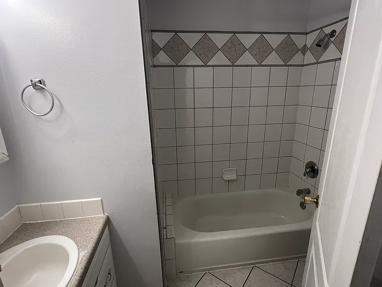 149 E Glovers Ln — Photo 5