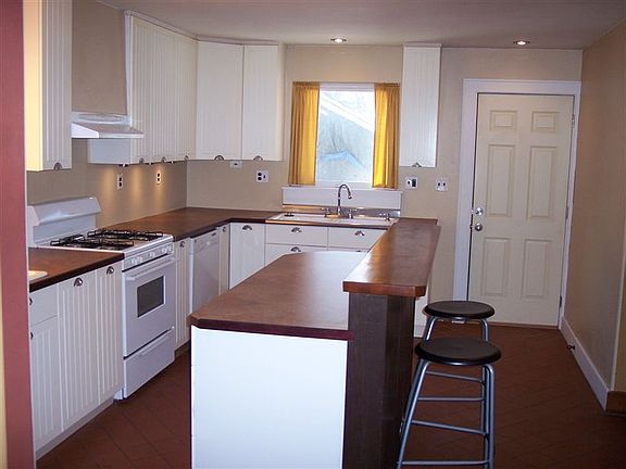704 WAYNE Kitchen with Eating Island