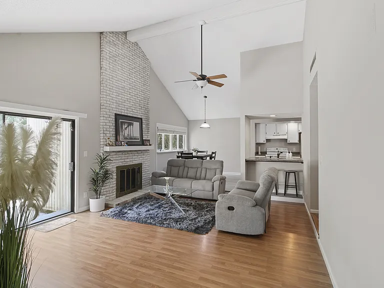 2304 Melrose Dr — Photo 8