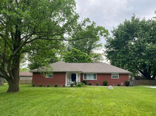570 Meadow Ln, Zionsville, IN 46077