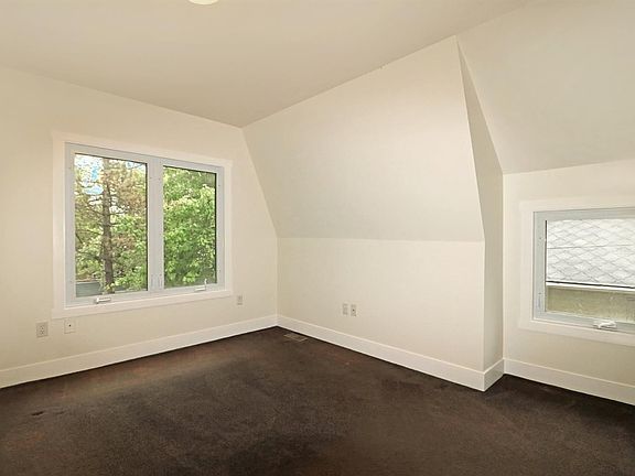 4th image of 122 Chapin St