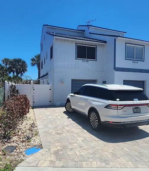 8208 Presidential Ct — Photo 1