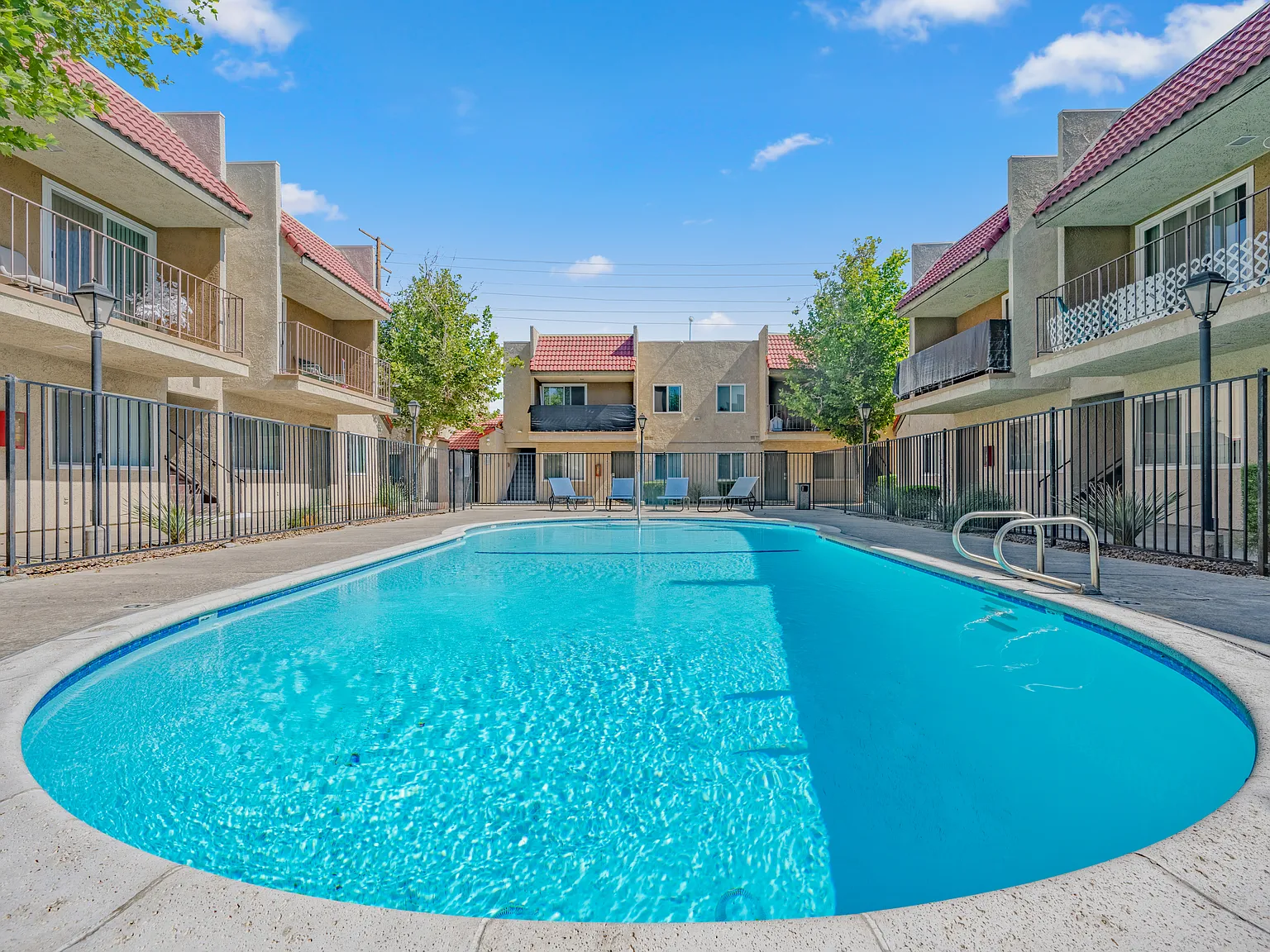 Parkwood Apartments — Photo 1