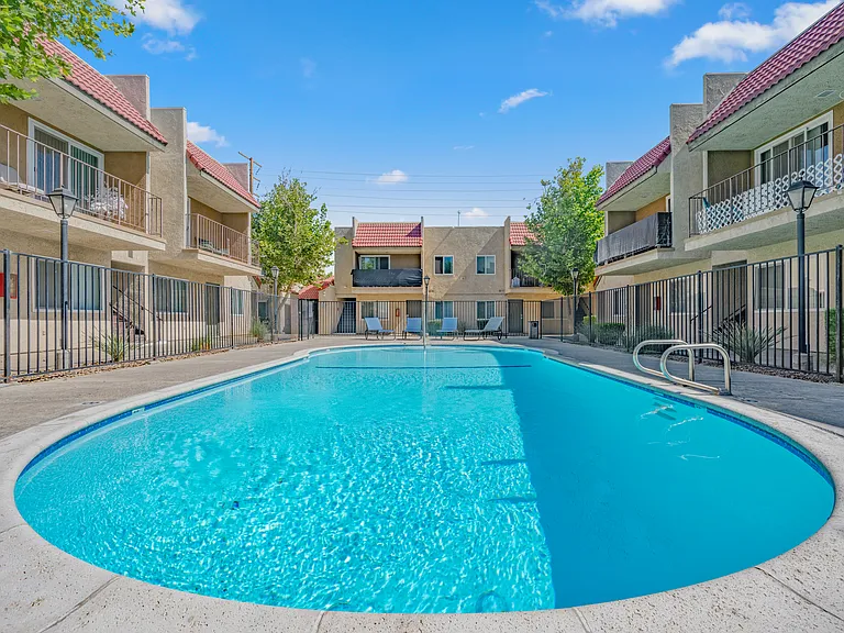 Parkwood Apartments — Photo 1