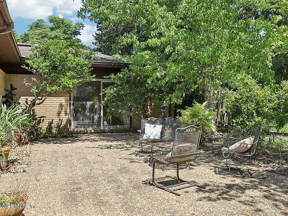4th image of 2815 SYLVAN Lane S