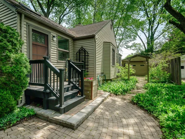 3090 Edgewood Dr, Ann Arbor, MI 48104